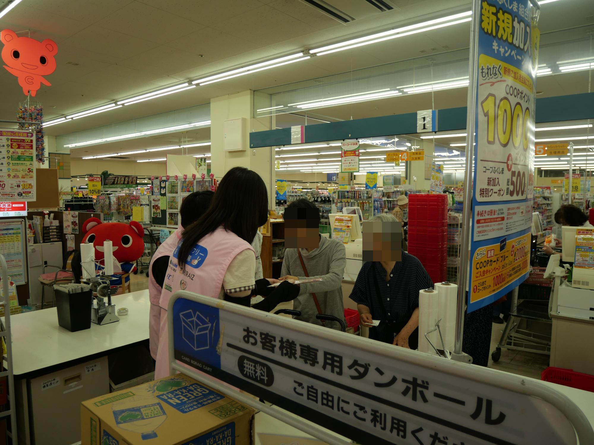 女性お二人に啓発グッズを渡している様子