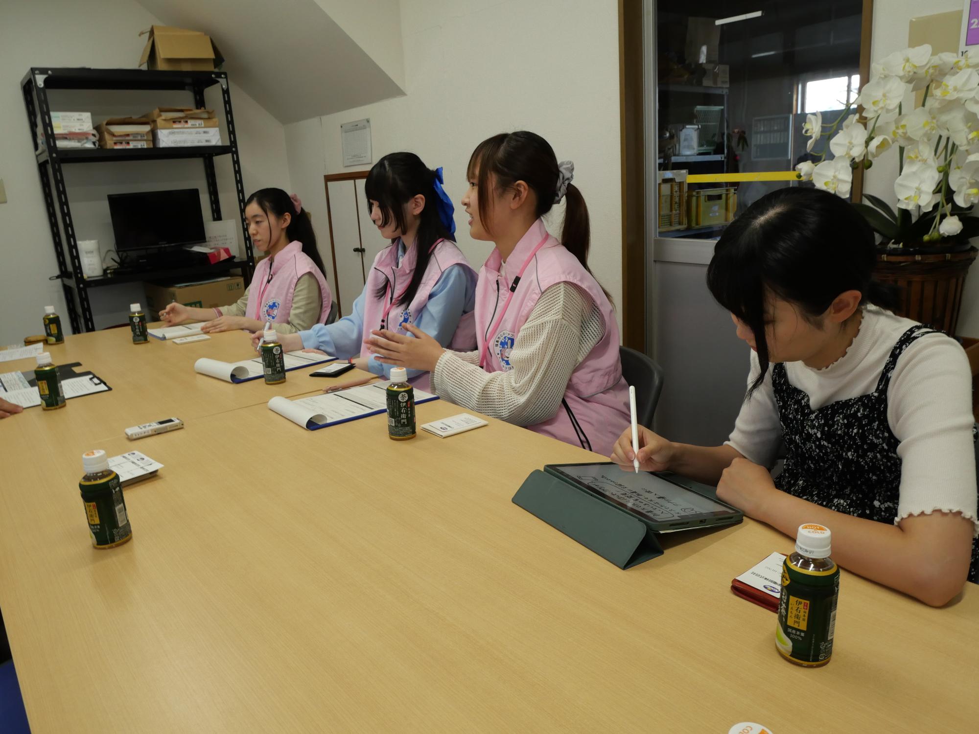 担当者様の話を受けて質問する隊員の様子