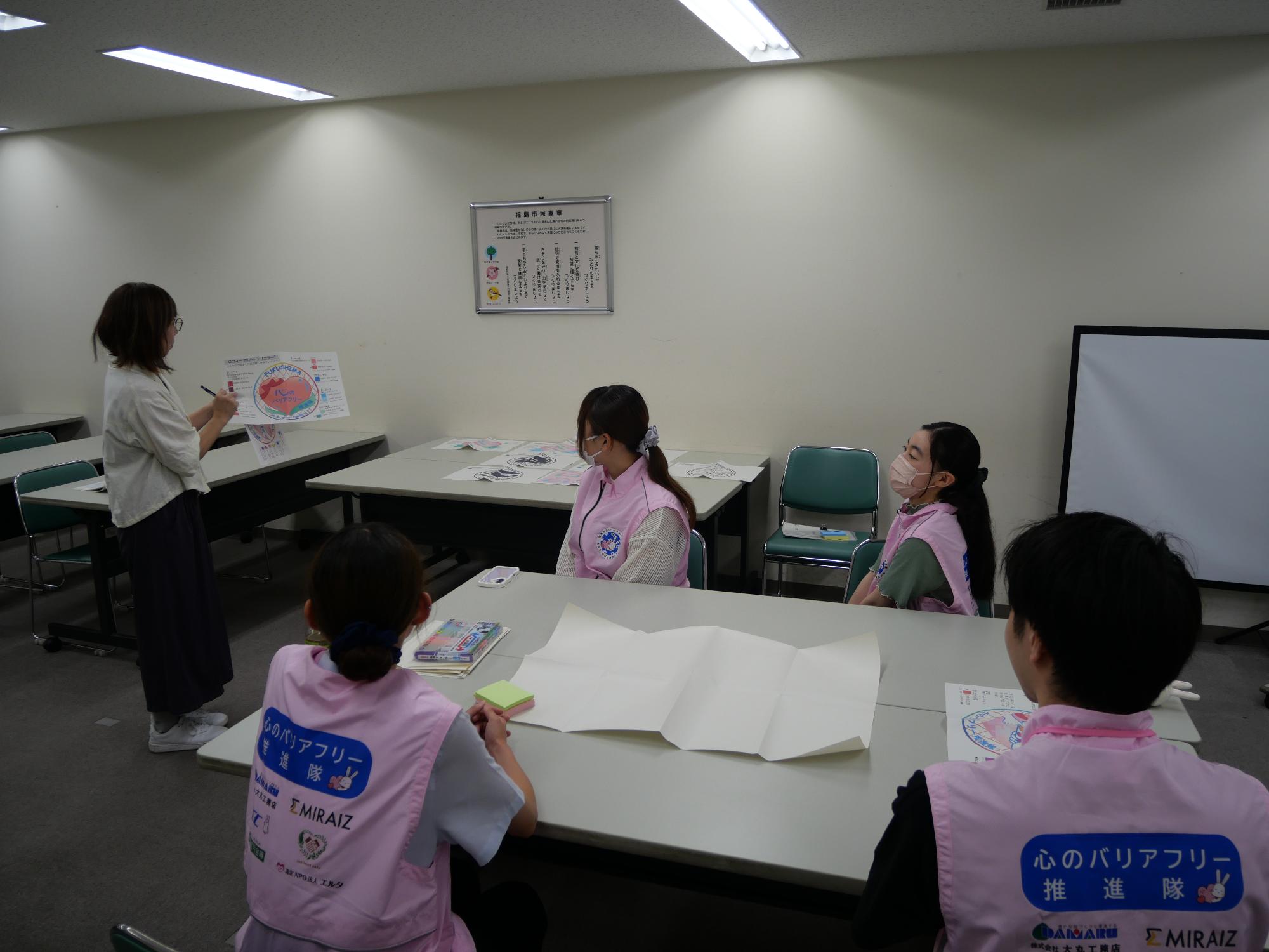 デザイナーの方の話を聴く隊員