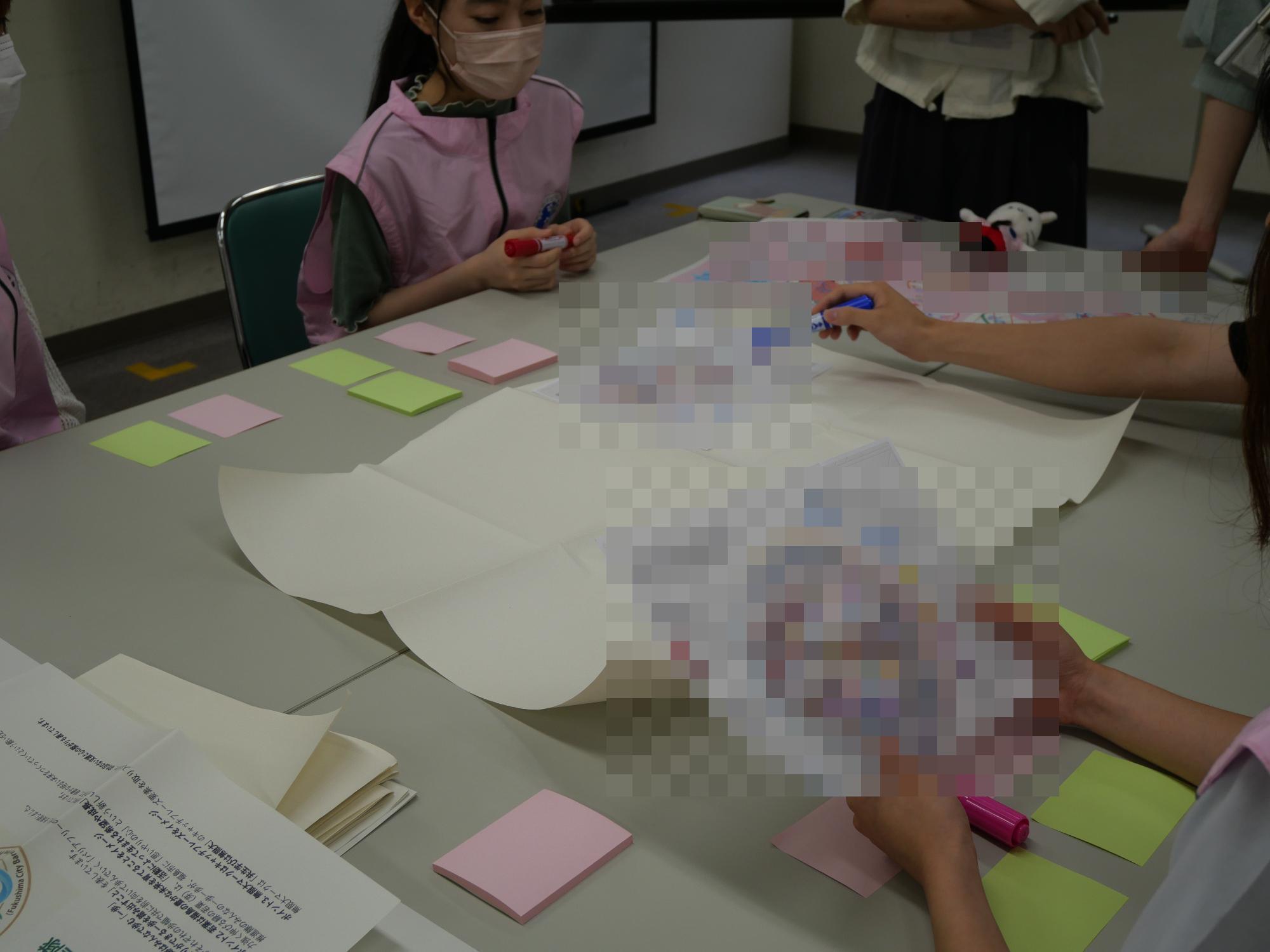 デザイン案をもとに検討する隊員