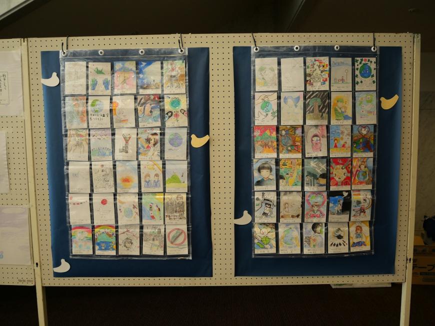 ハガキサイズほどの中学生の作品が並べて展示ボードに掲示されている写真