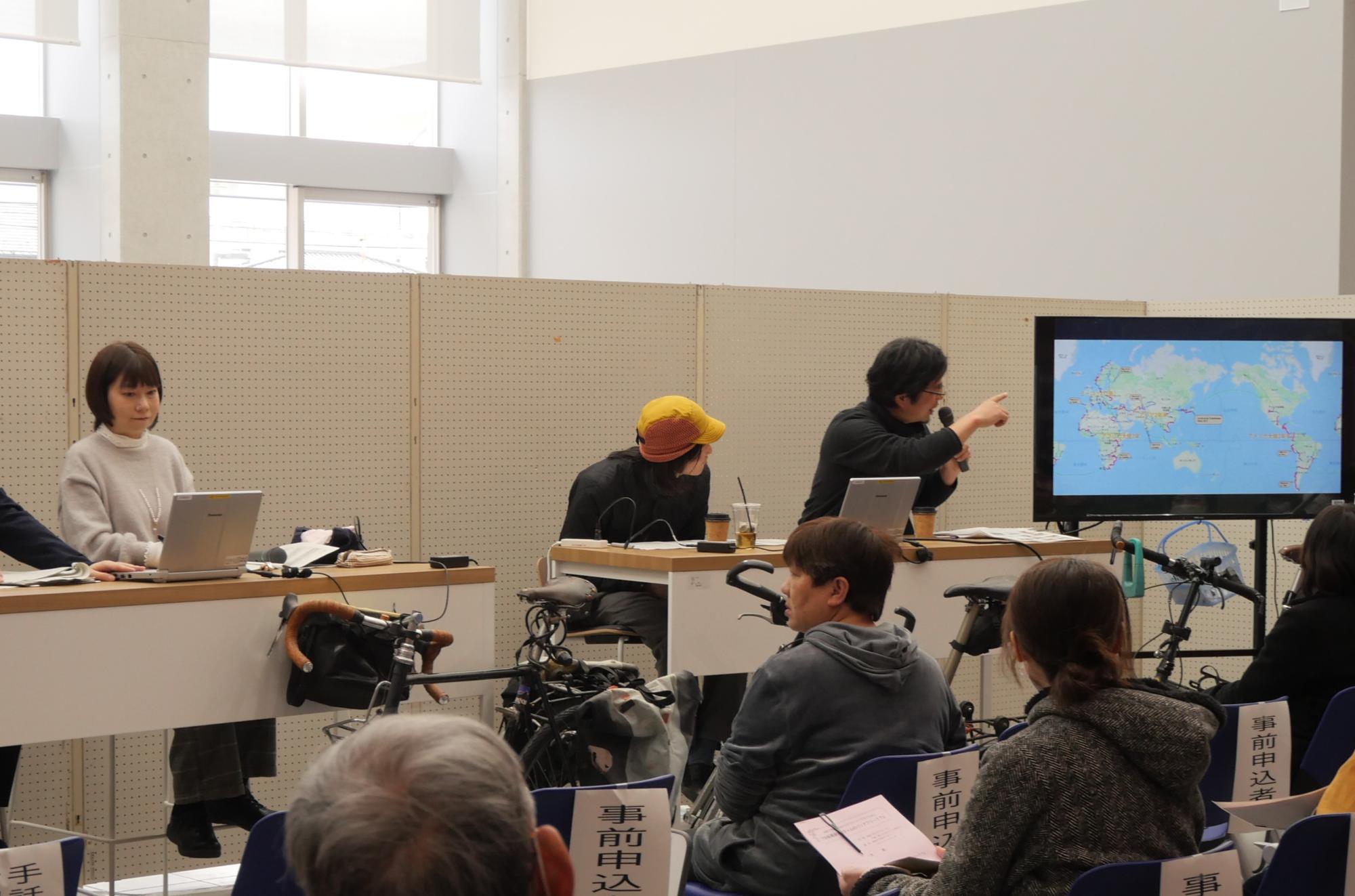 島田さんが世界地図を指さす様子