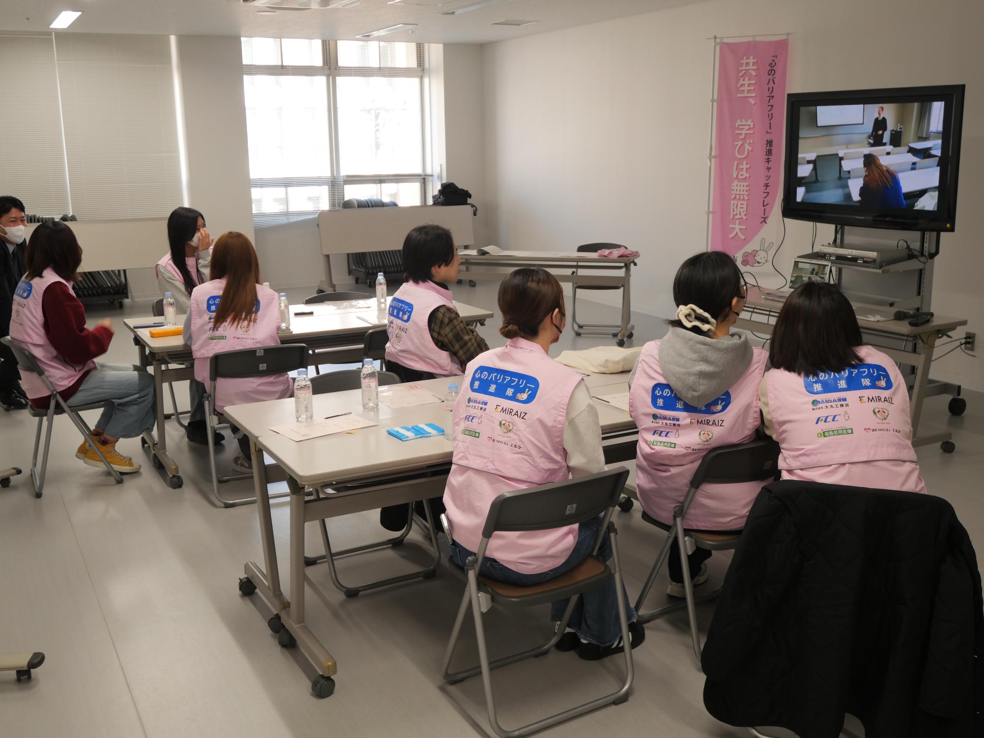 全員で啓発動画を見る様子