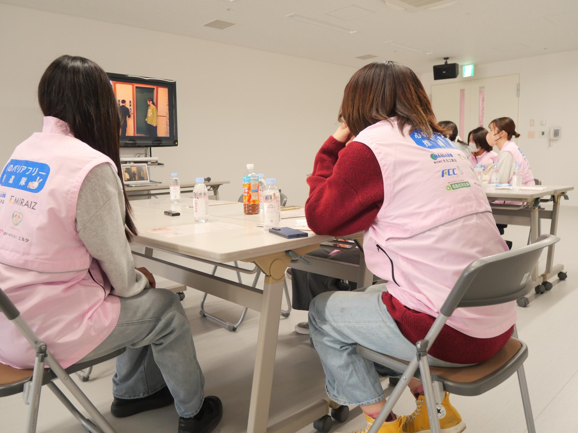 全員で啓発動画を見る様子