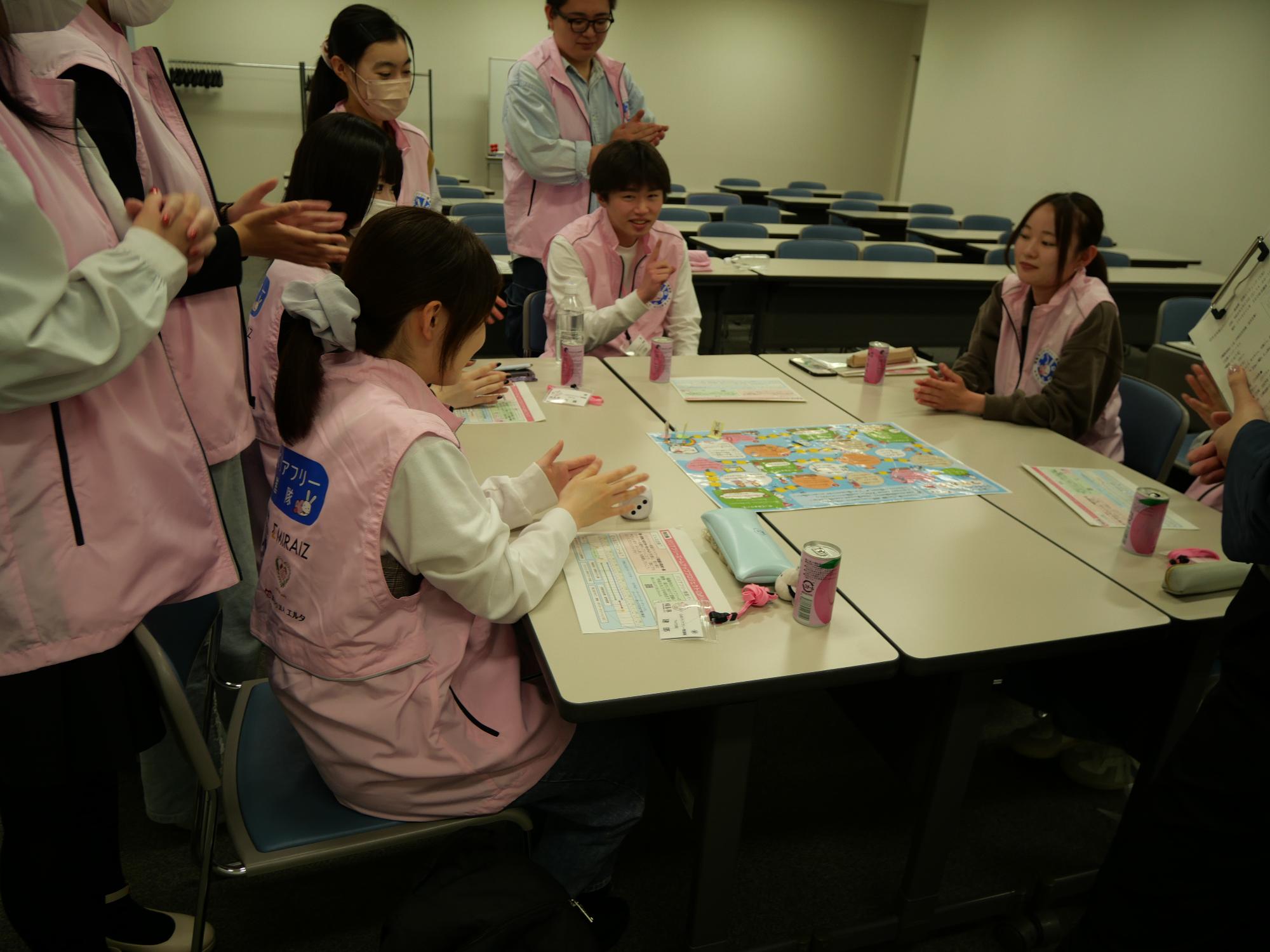 隊員でスゴロクをする様子