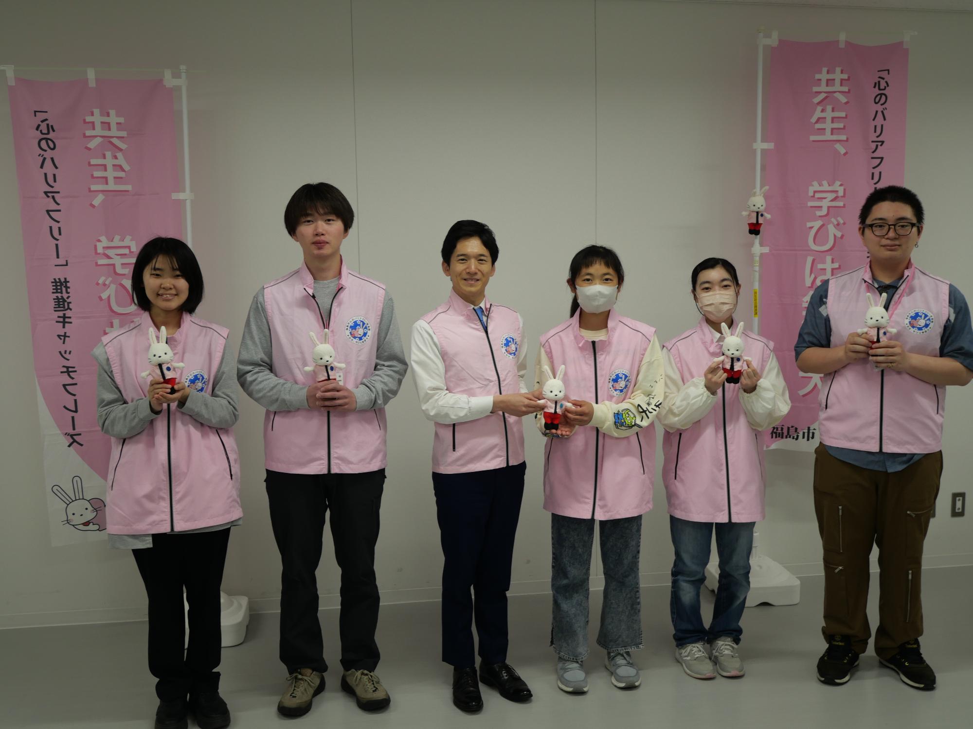 市長と推進隊の集合写真