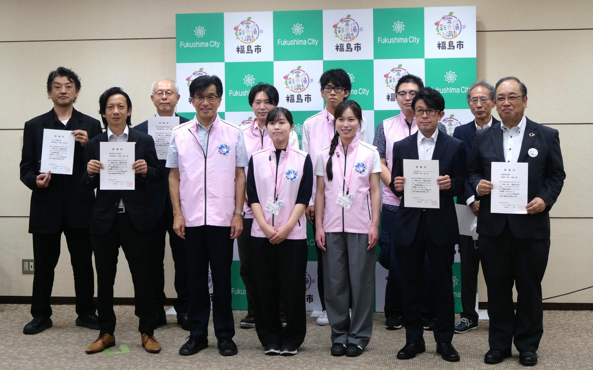 パートナー有志6社、市長、心のバリアフリー推進隊5名での集合写真