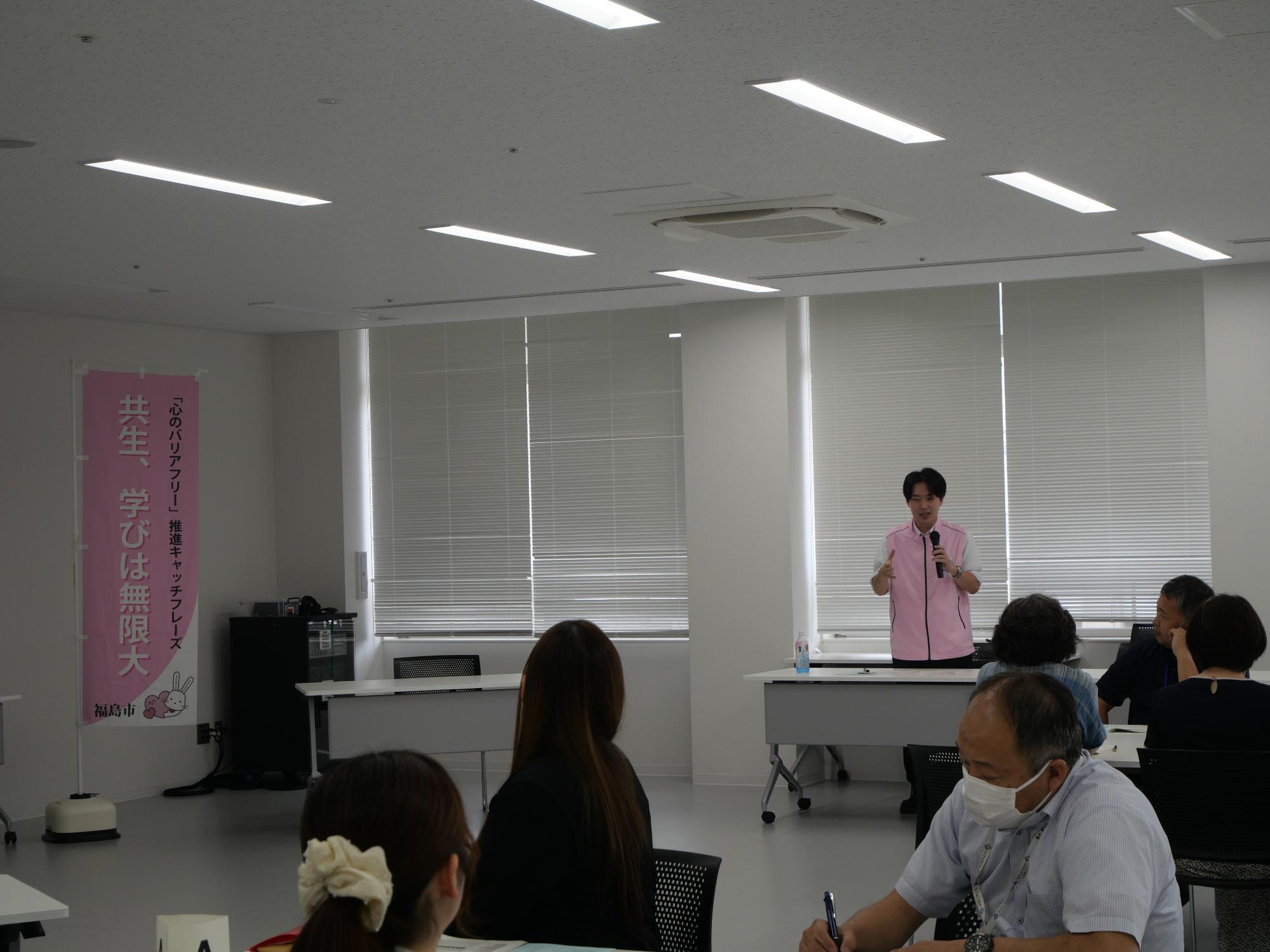 学生視点で意見を伝える隊員