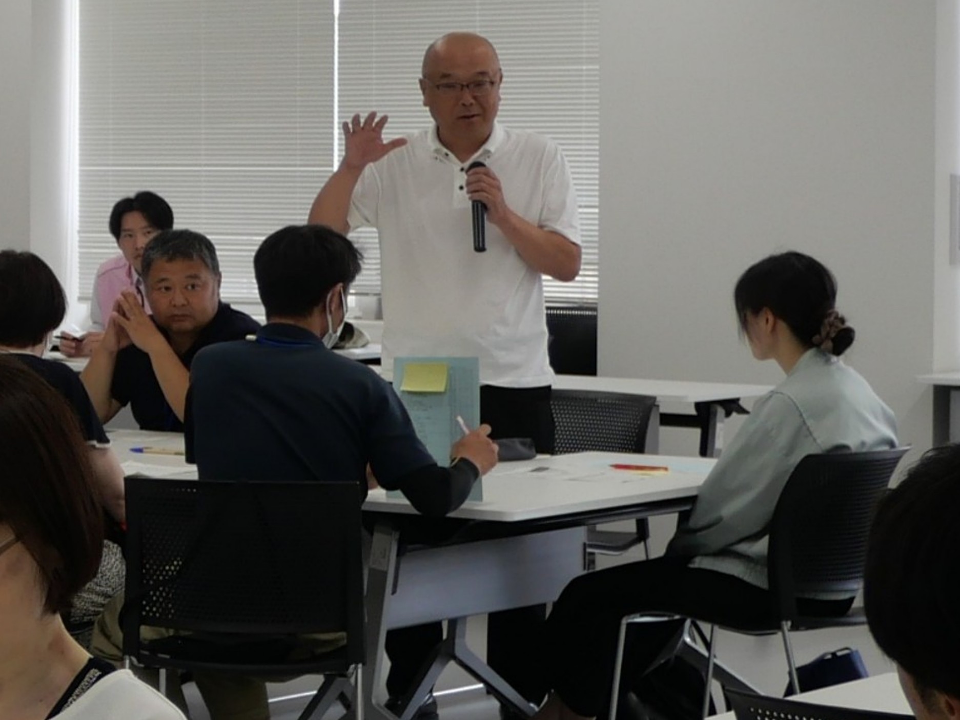 グループ内でのアイデアをパートナー全体に共有する様子