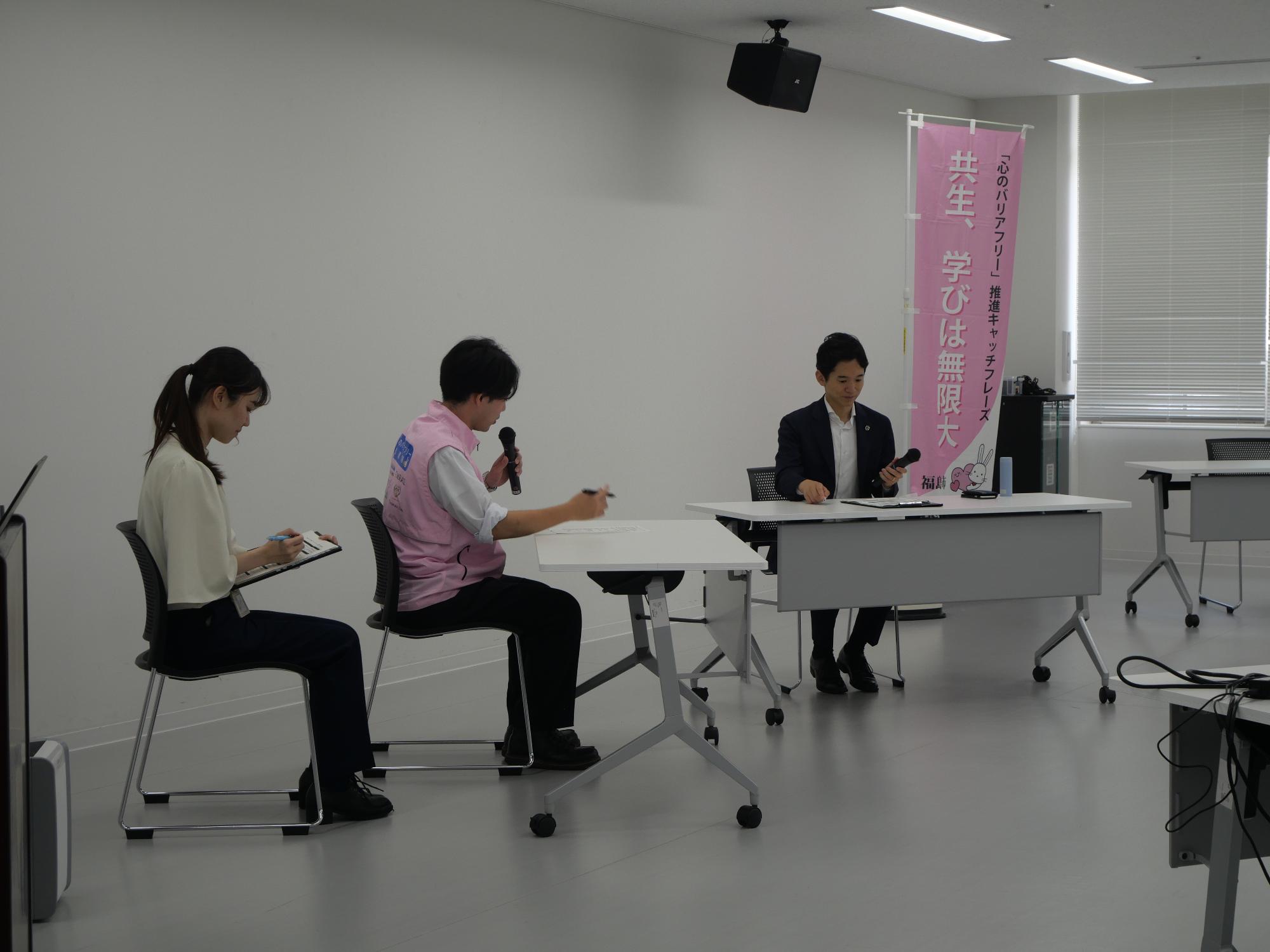 隊員が市長にインタビューする様子