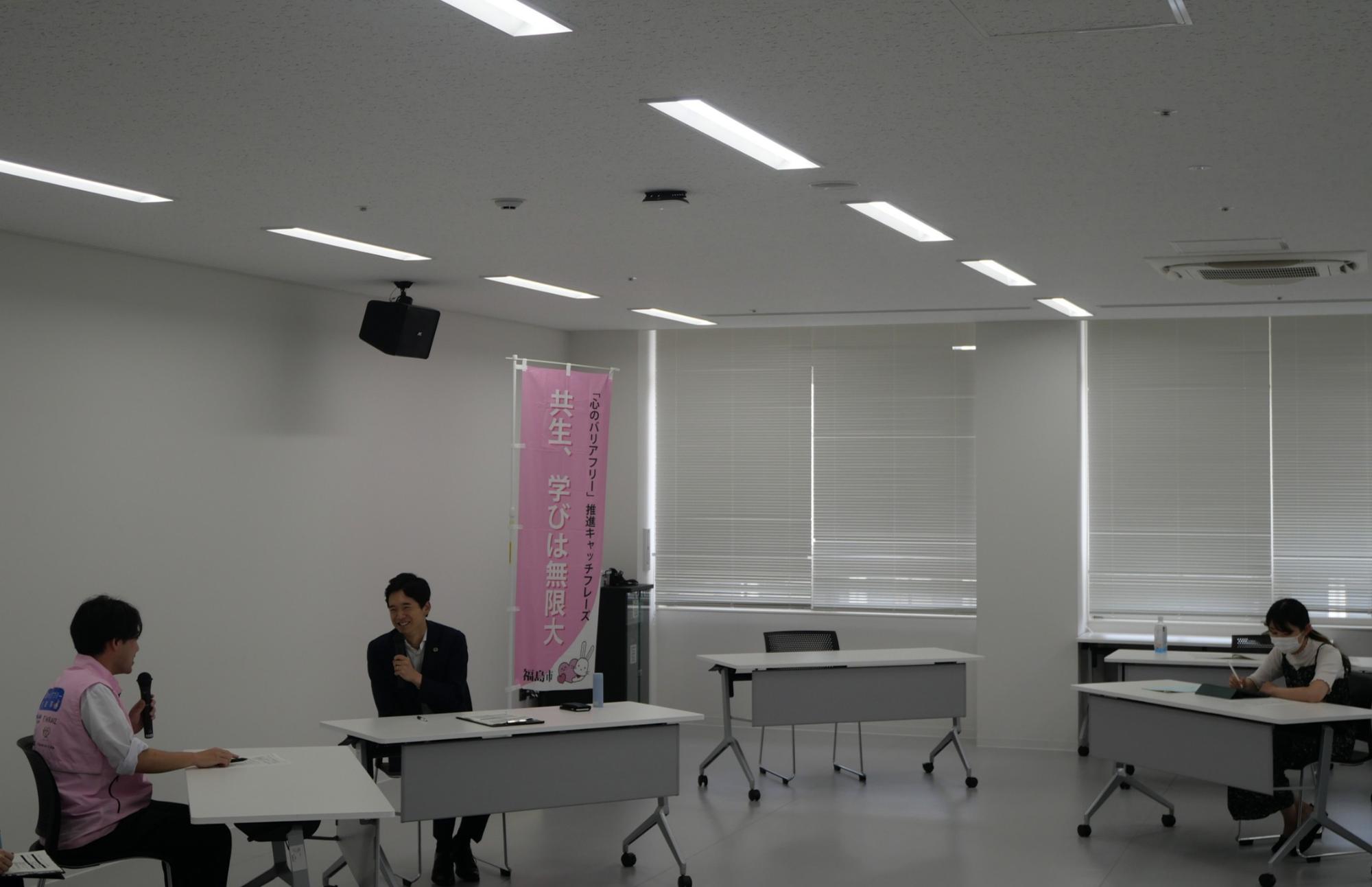 心のバリアフリー推進隊から市長への取材の様子を、グラフィックレコーディングに描き起こしている様子