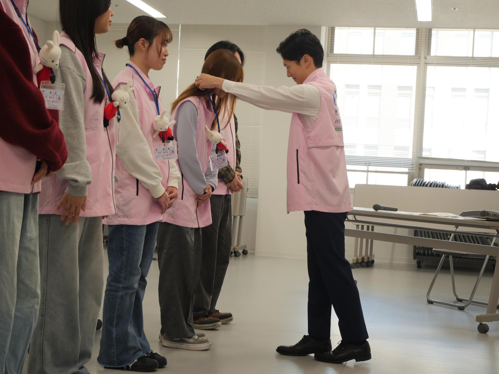 修了証を視聴から受け取る様子