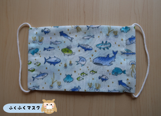 海の中の生き物のクジラや魚のイラストが描かれた布製の手作りマスクの写真