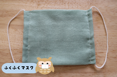 緑色の布製の手作りマスクの写真