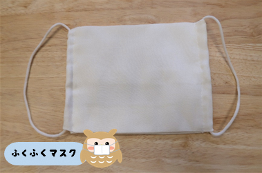 白色の布製の手作りマスクの写真