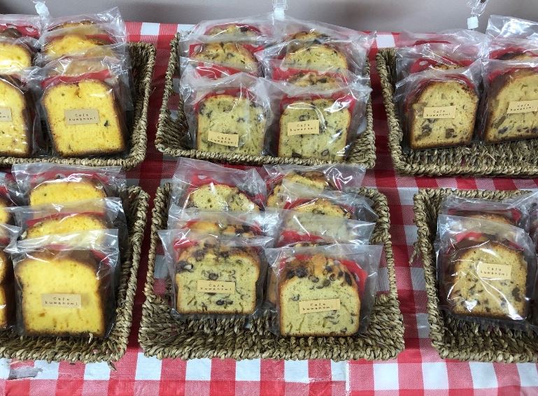 カゴの中にそれぞれ種類ごとに入ったパウンドケーキの写真