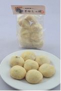 ピンク色のラベルに「うさぎのしっぽ」と書かれた透明袋に白色のお菓子が入った商品と、丸皿に7つのお菓子が盛り付けられた写真