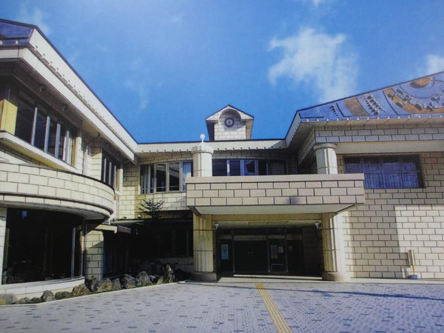 屋根に時計台が設置され、2階建てでレンガ調の外壁の福島市わたりふれあいセンターの建物外観の写真