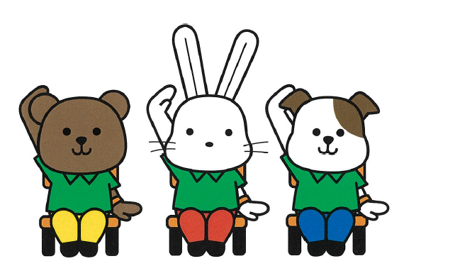 お揃いの緑色のシャツを着たウサギと犬とクマが椅子に座り右手を挙げて手を内側に向けているイラスト