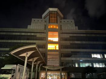 福島市保健福祉センターの中央入り口の4階から6階までライトアップされている様子を下から撮影した写真