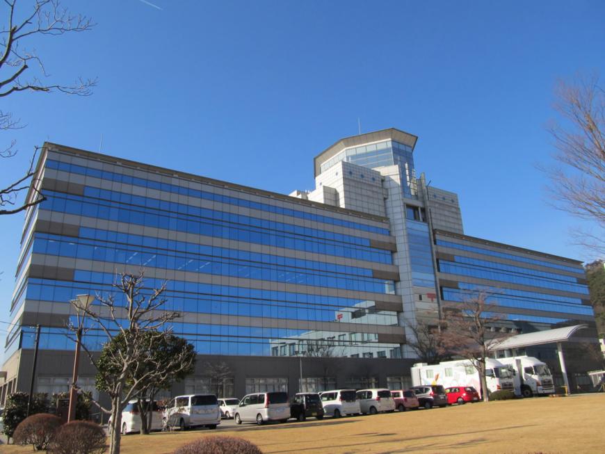 中央に高い塔がある5階建ての福島市保健福祉センターの外観写真