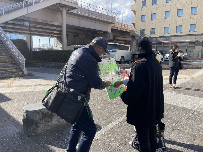 東口指定喫煙所前で喫煙者へ街頭アンケートに回答してもらっている様子
