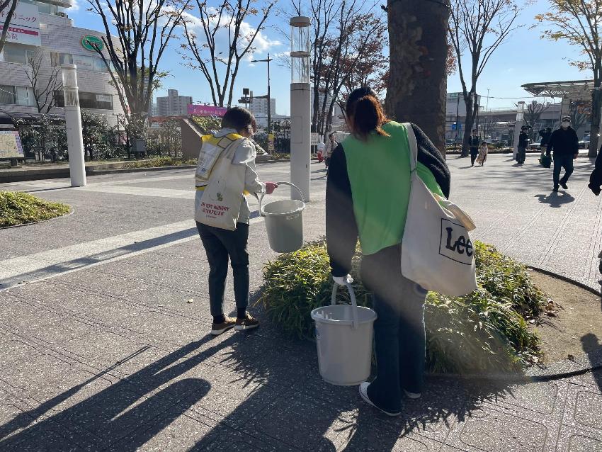 福島駅前でゴミ拾い活動を行う様子