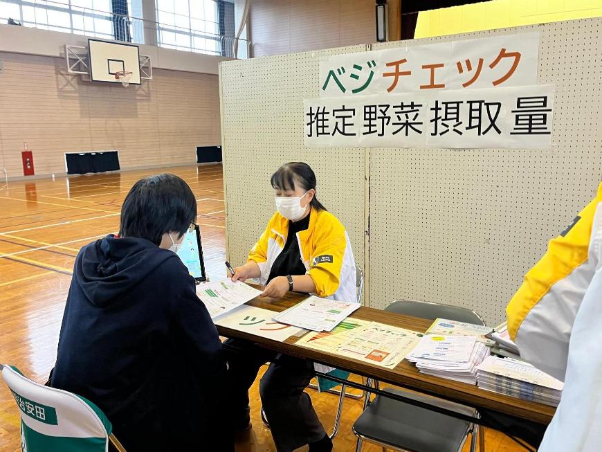 べジチェック（推定野菜摂取量）を測定する参加者