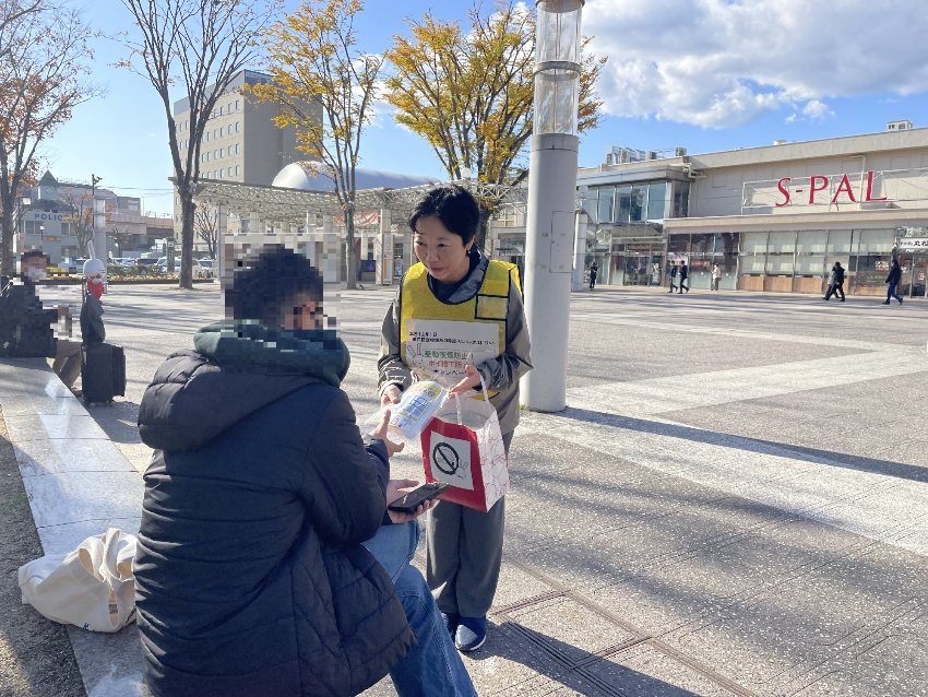 福島駅前で受動喫煙防止啓発グッズを配布する様子