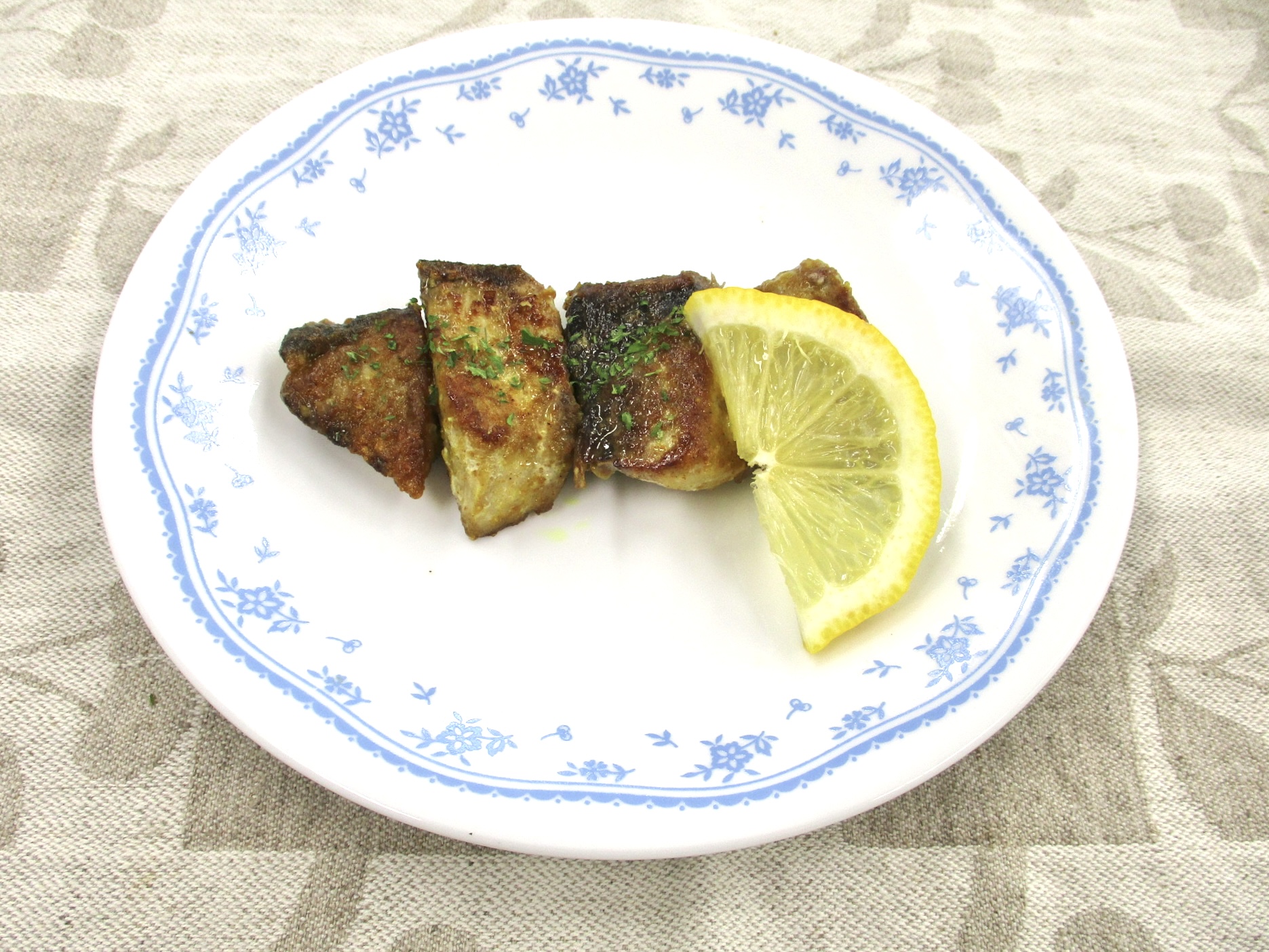 器にぶりのカレー粉焼きが乗っている