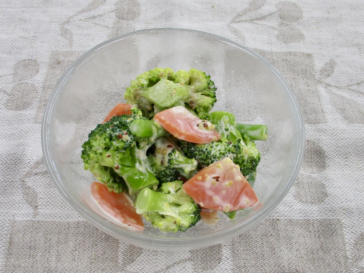 器にブロッコリーのマスタード和えが乗っている