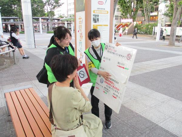 アンケートに答える女性
