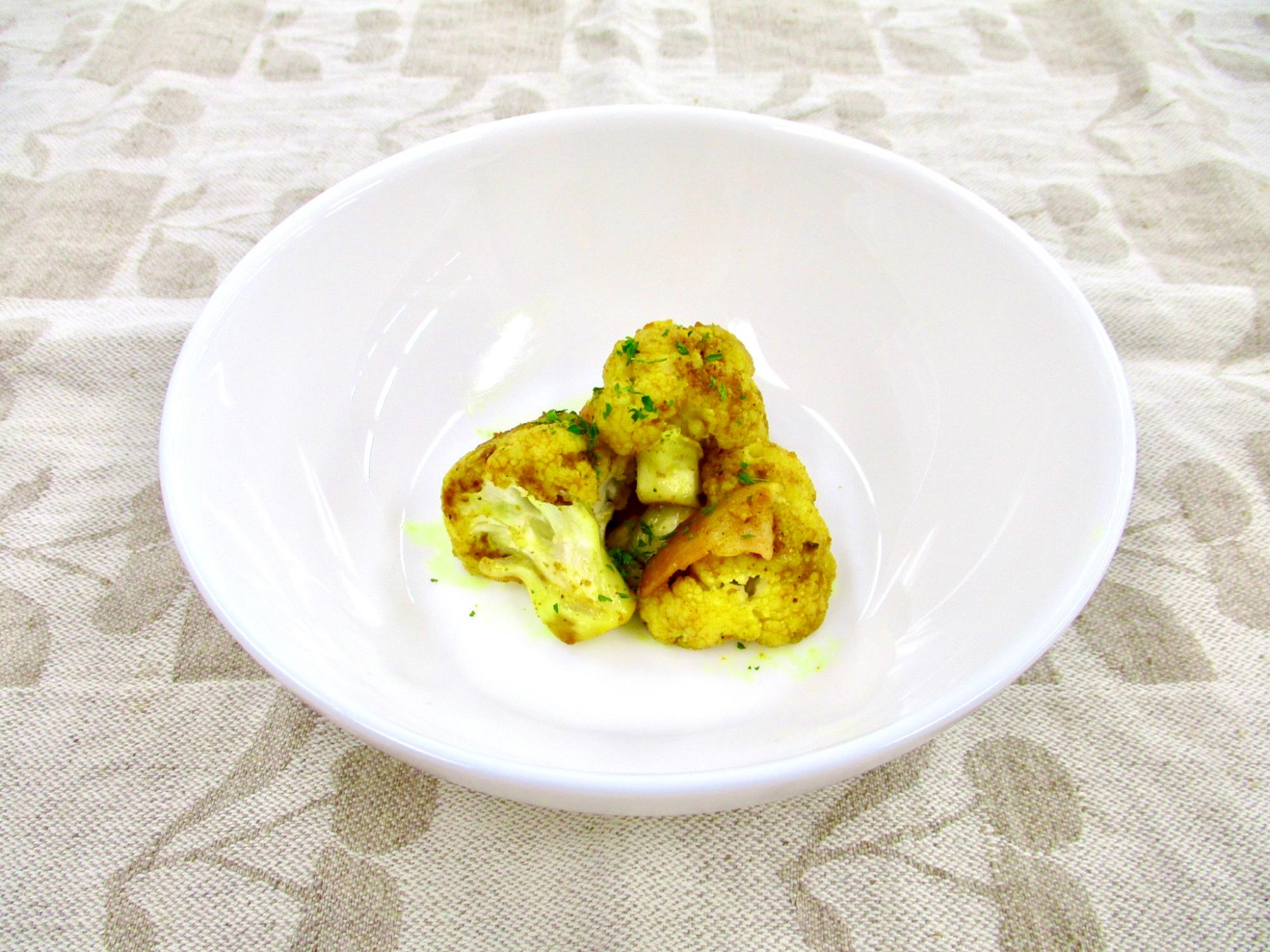 器の上にカリフラワーのカレー炒めが乗っている