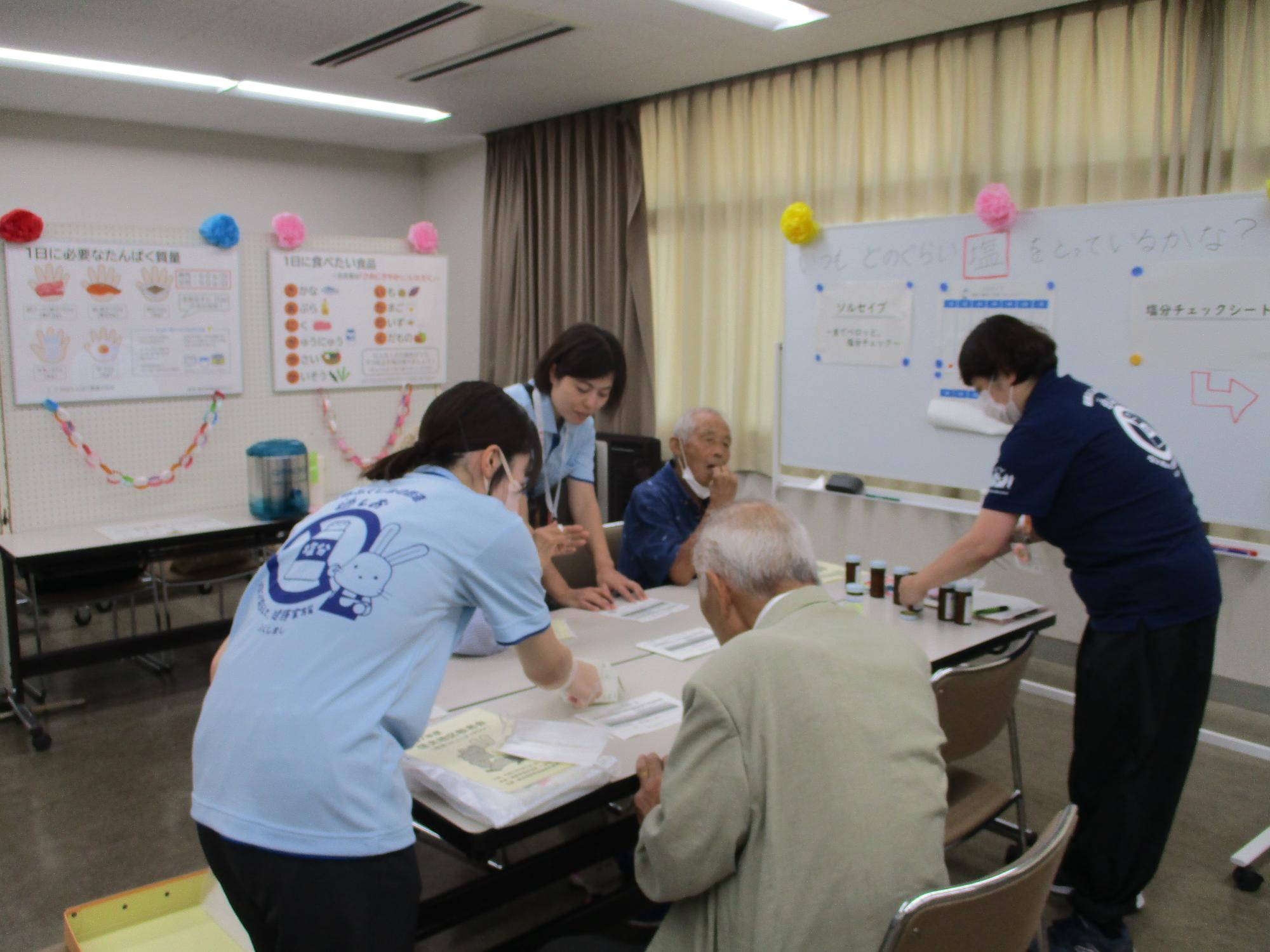 敬老会の様子(ソルセイブで塩味度チェック)