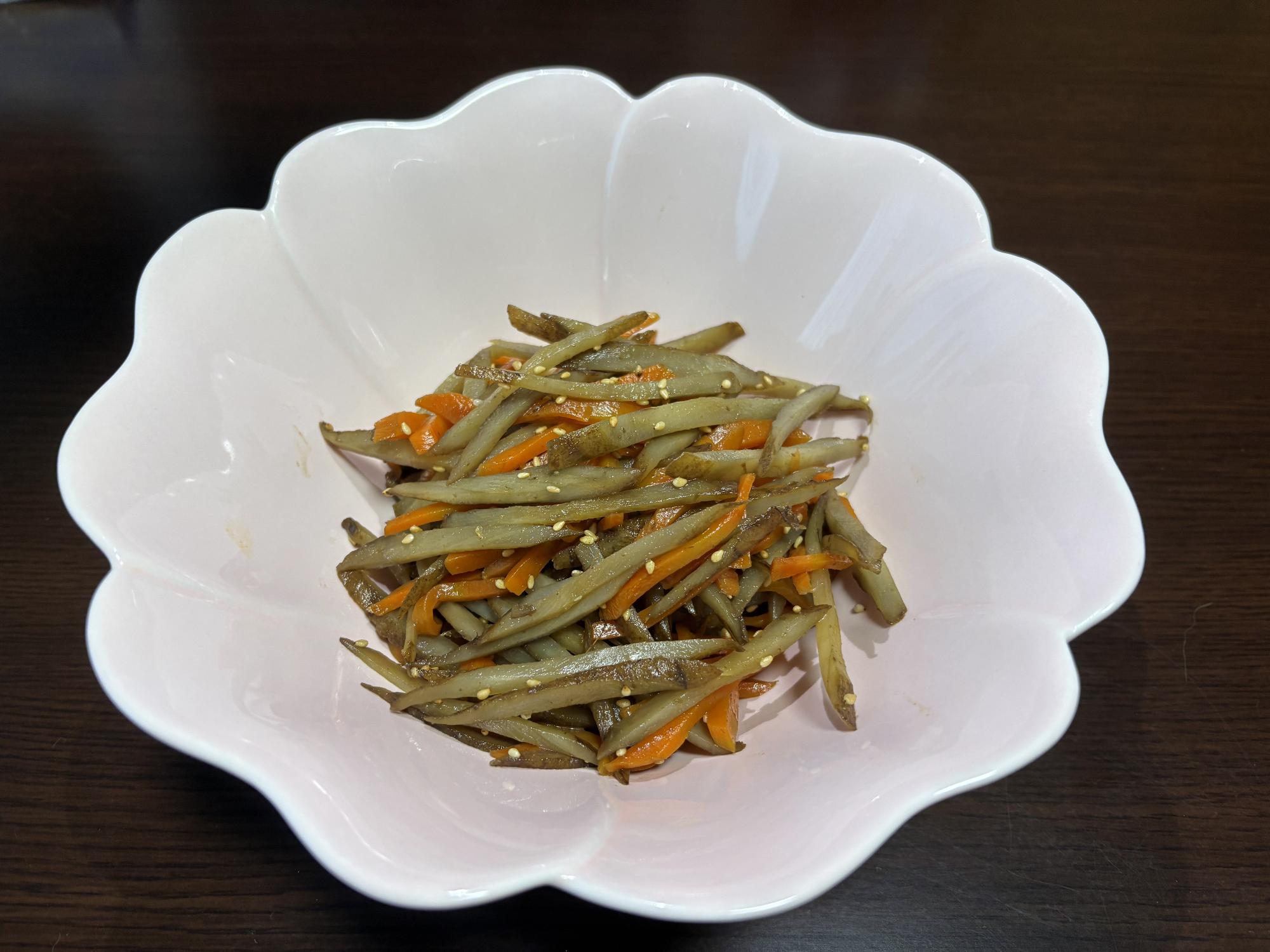 器にきんぴらごぼうが乗っている