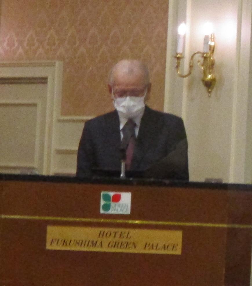 演台に男性が立っている写真