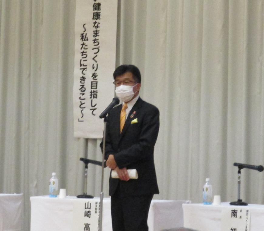 マイクの前に立った市長の写真