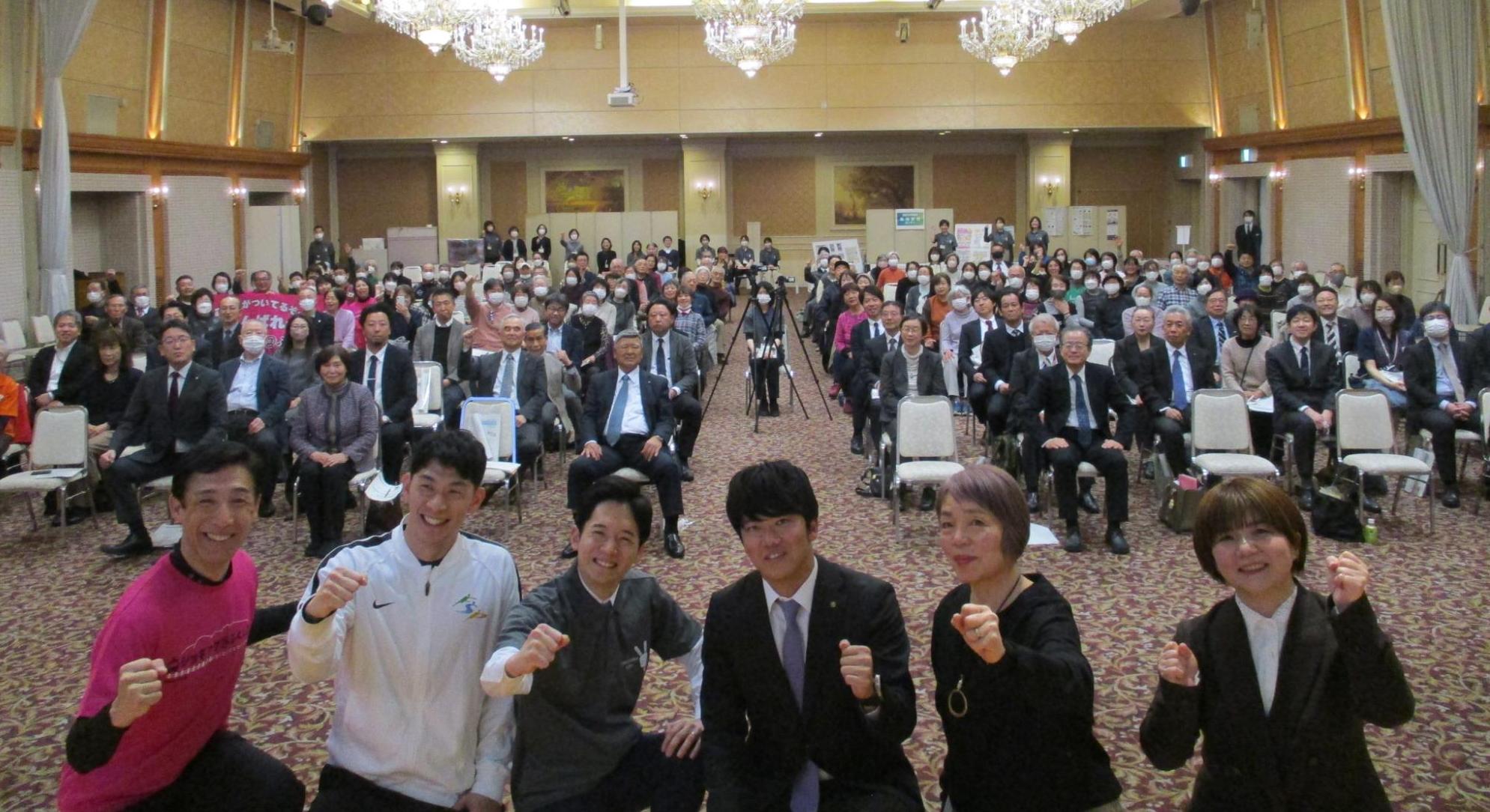 令和7年度健都ふくしま創造市民会議にて登壇者、構成委員、一般市民の集合写真