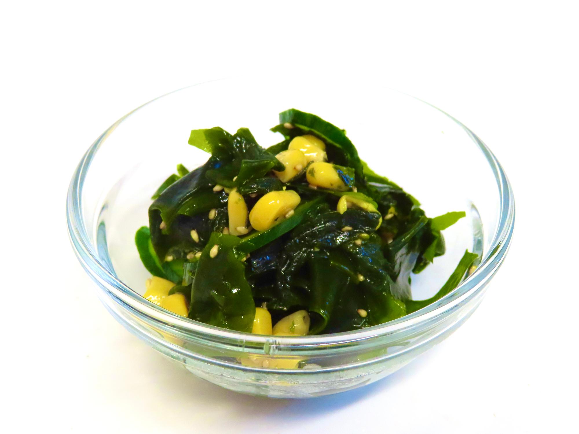 器にわかめサラダが乗っている