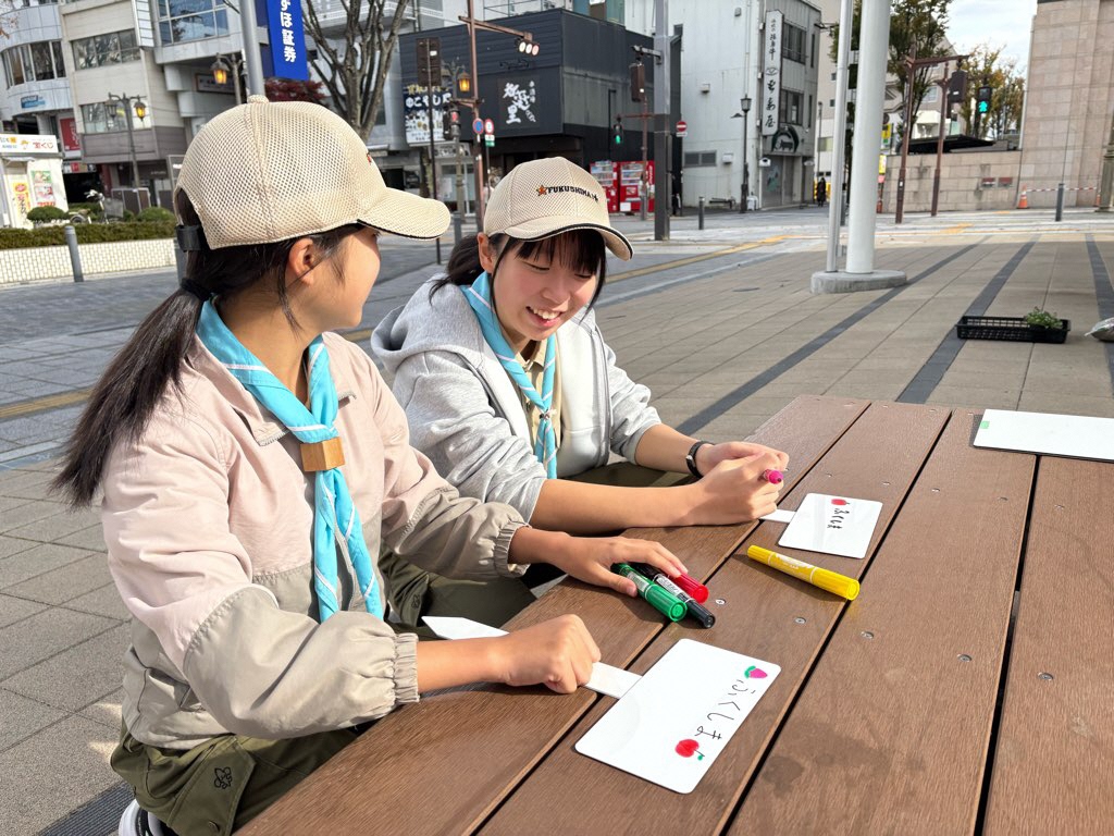 フラワーラベルに記入している様子