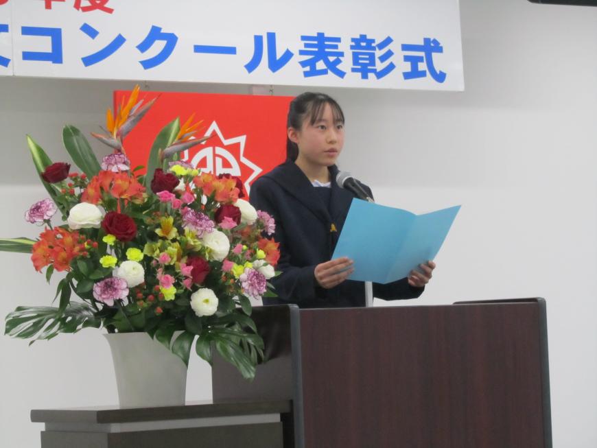 壇上で佐藤 光莉さんが発表する様子の写真