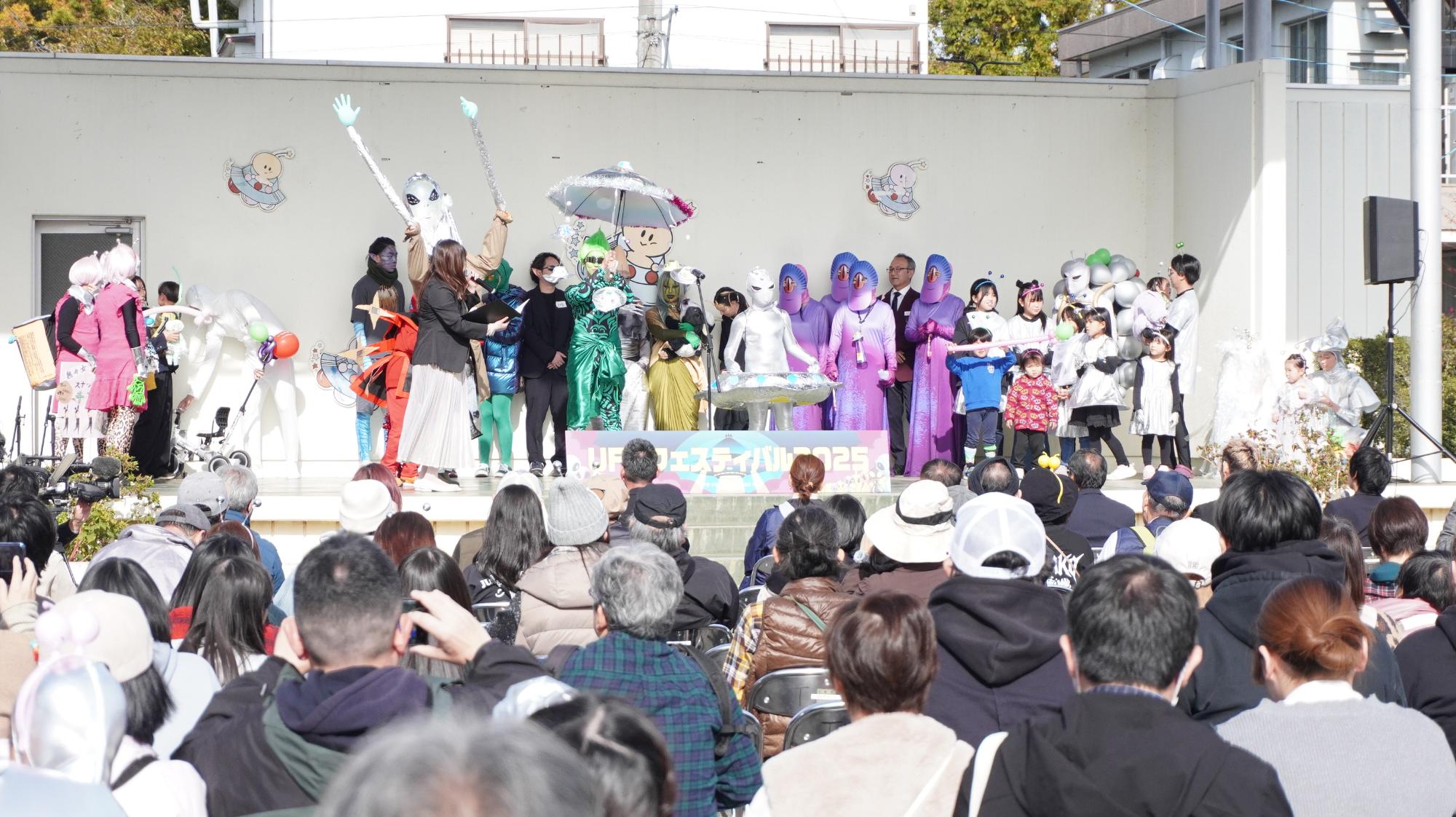 壇上で宇宙人コンテストをしている写真