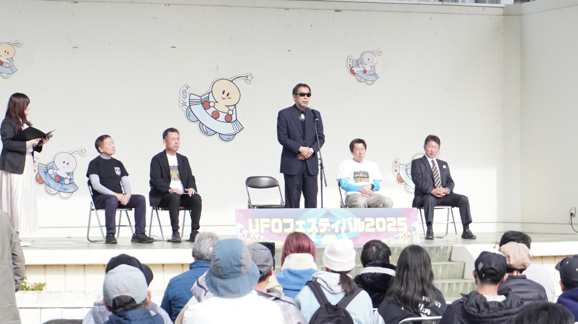 壇上での三上所長などの写真