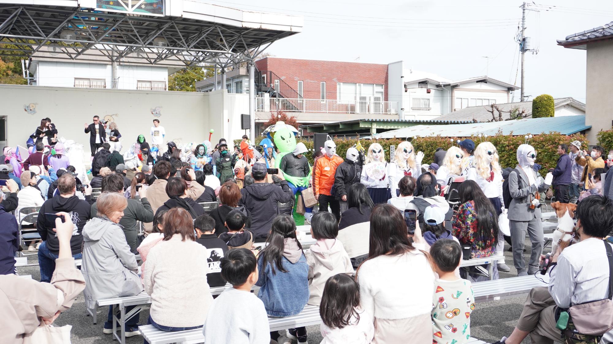 宇宙人の衣装をした参加者が歩いている写真