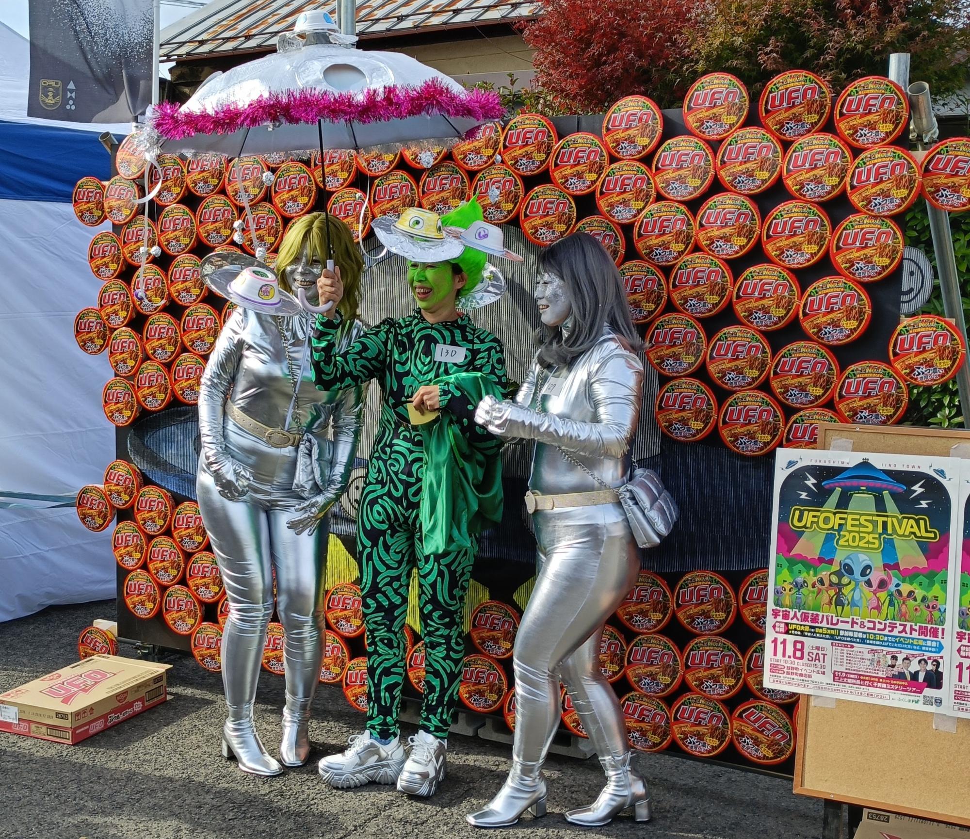 顔出しパネルの前の宇宙人の写真