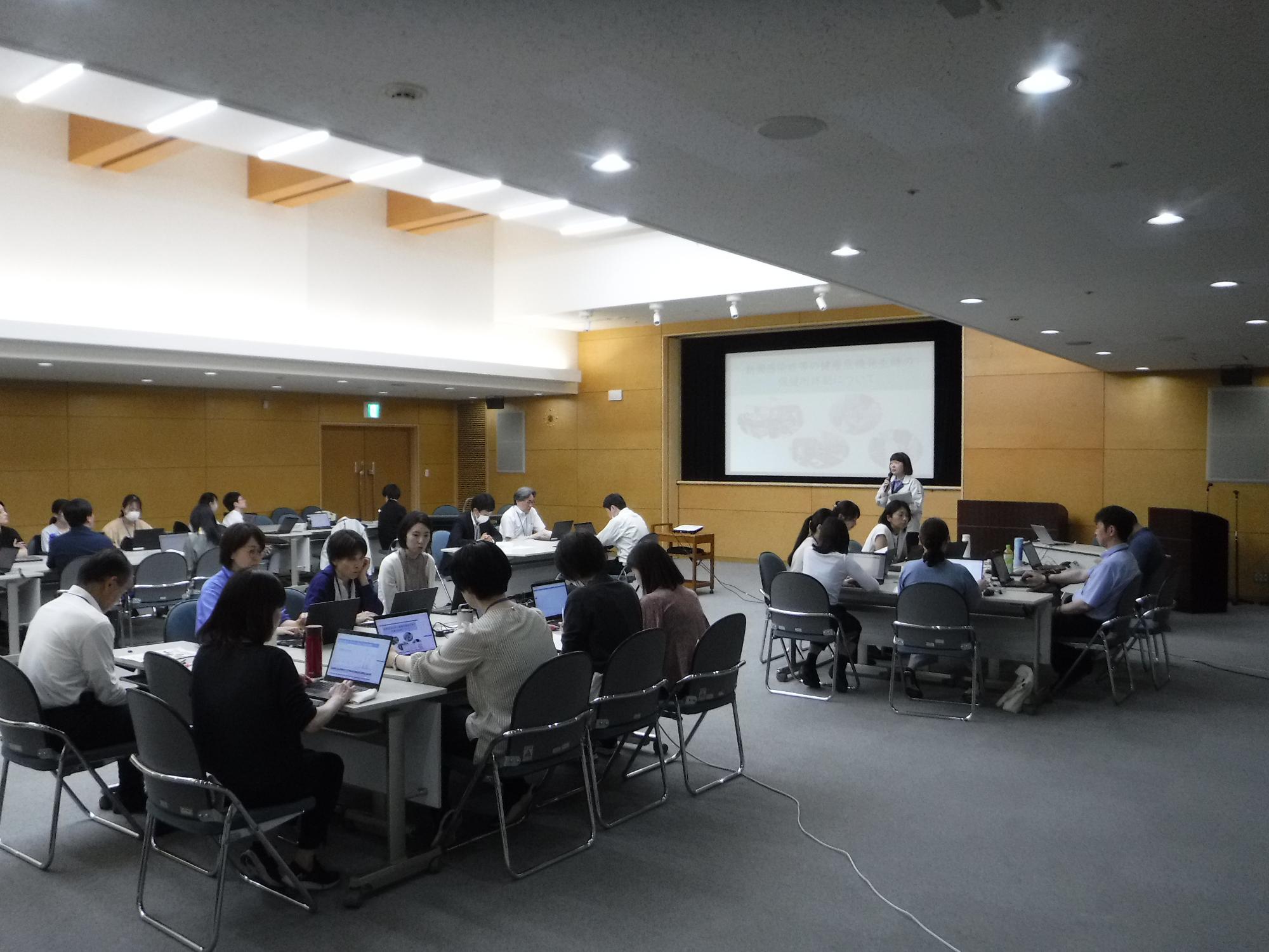 グループごとに席に座り研修を受講している