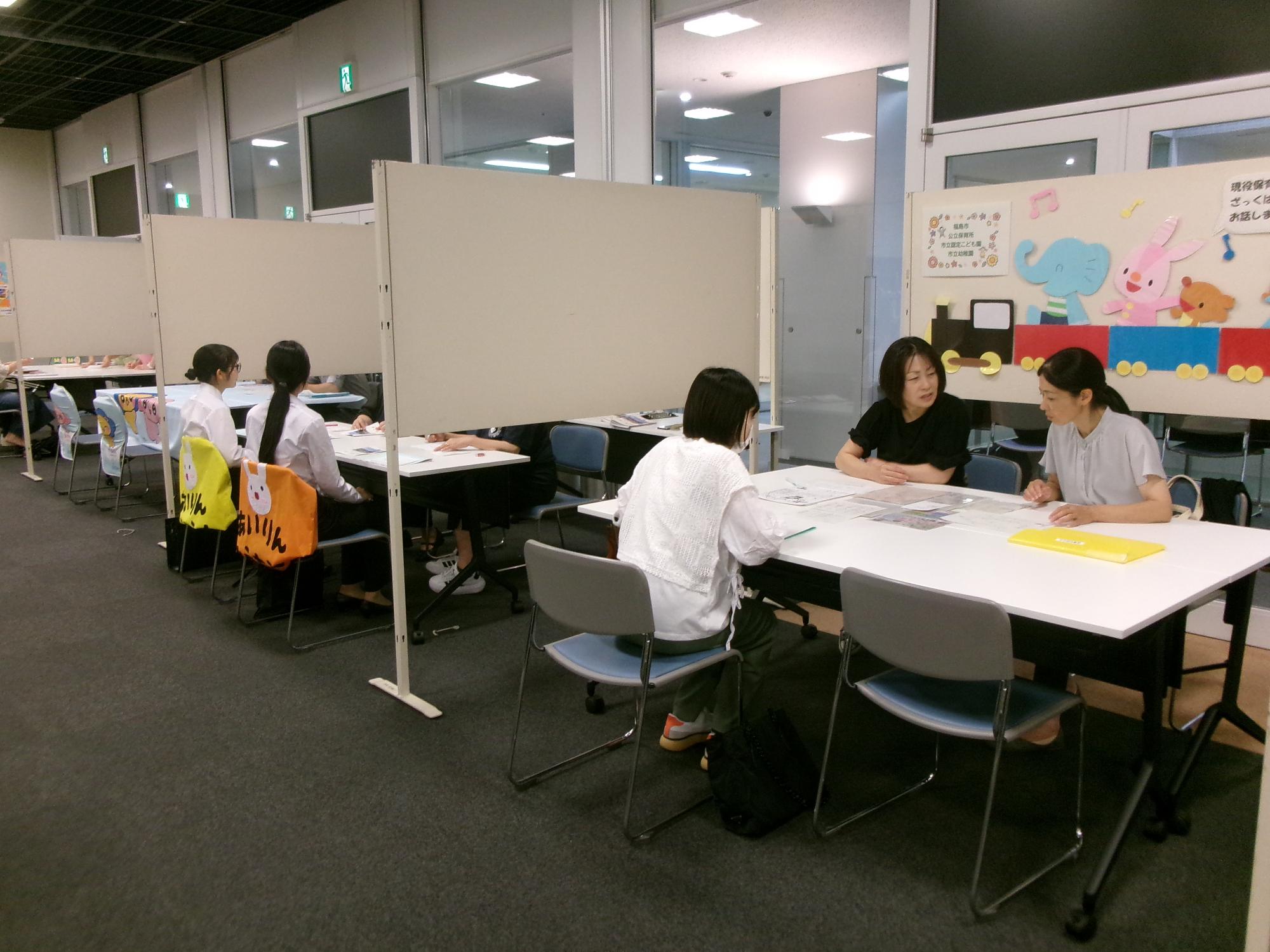 前回の認可保育施設・幼稚園就職相談会で相談をする来場者と施設側担当者1