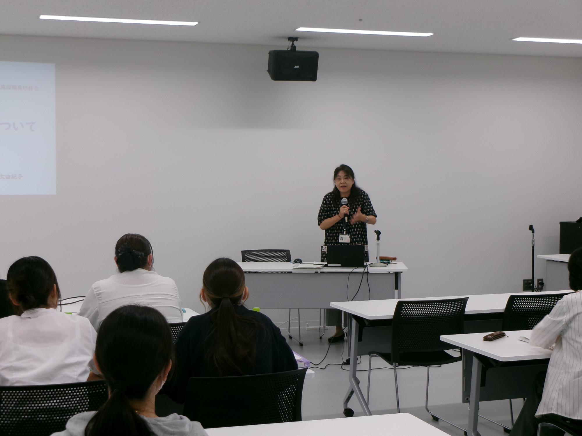 「保育施設における不適切な保育の防止について」の講義をする講師と受講者の写真