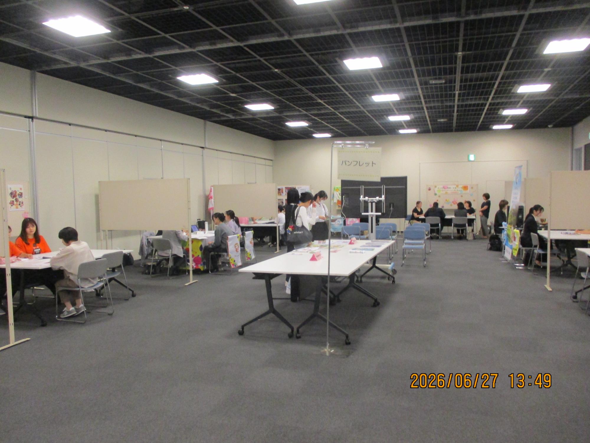 前回の認可保育施設・幼稚園就職相談会で相談をする来場者と施設側担当者の写真2