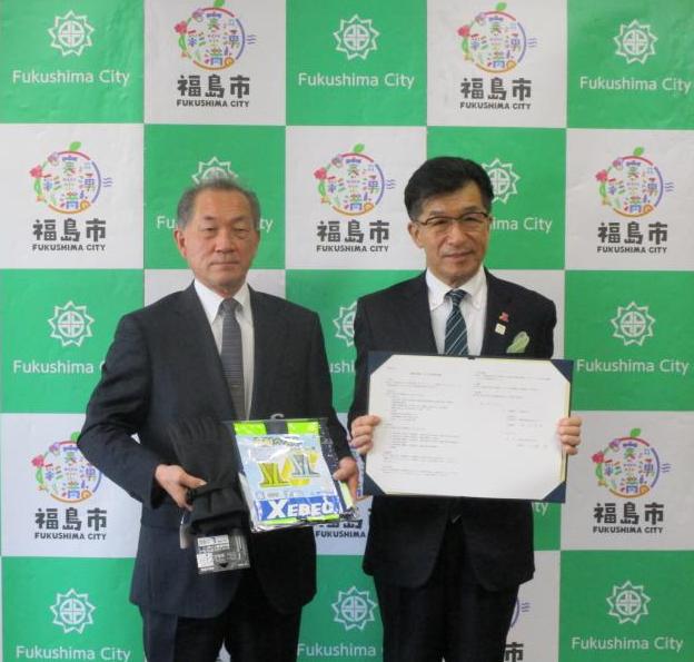 協定式（清水町町会）にて、スーツの市長と男性が協定書を持って記念写真